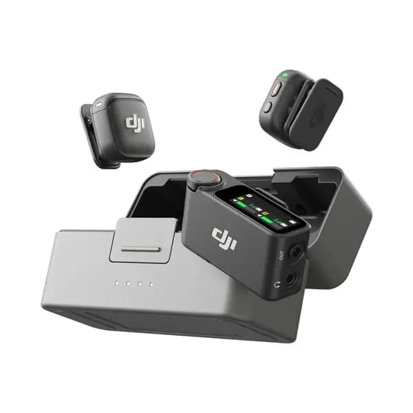 Micro cravate DJI MIC 3 – 28h d’autonomie – Connecteur Type-C – 2 Transmetteur et 1 Récepteur – Réduction de bruit à deux niveaux – contrôle de gain adaptatif – Boitier de recharge